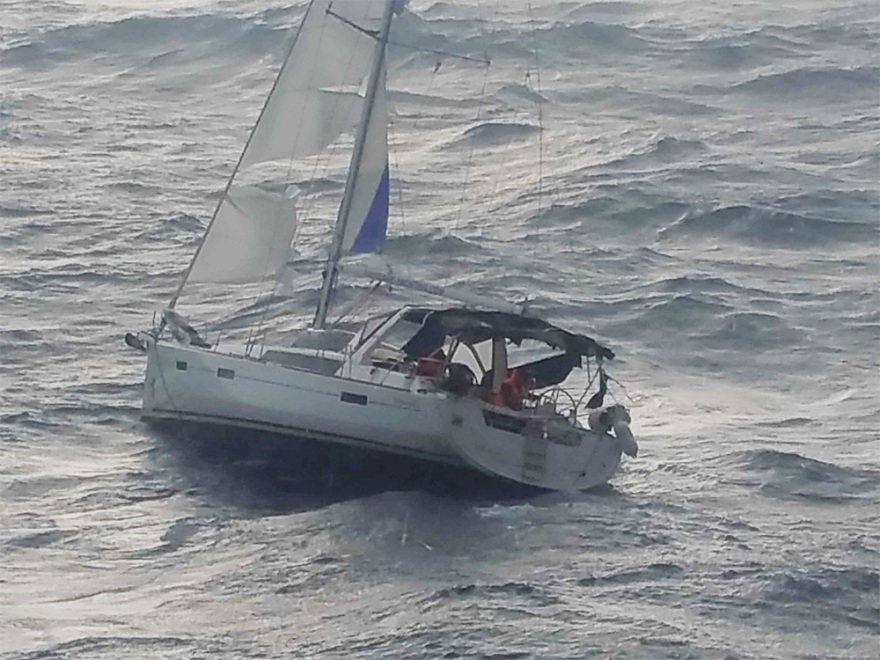 Βίντεο-ντοκουμέντο από τη διάσωση στο ιστιοφόρο μέσα στα μανιασμένα κύματα