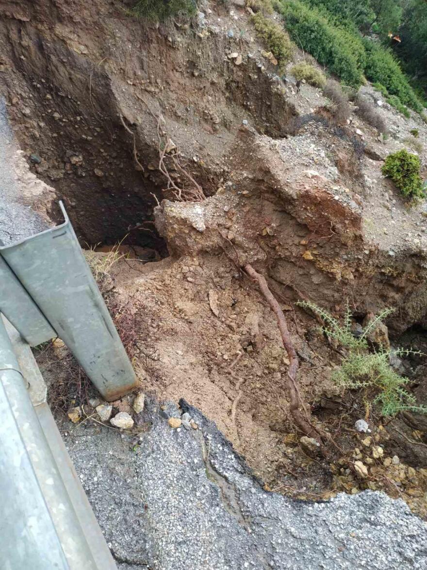 Κακοκαιρία «Ζηνοβία»: Καθίζηση δρόμου στην Κω από την έντονη βροχόπτωση 