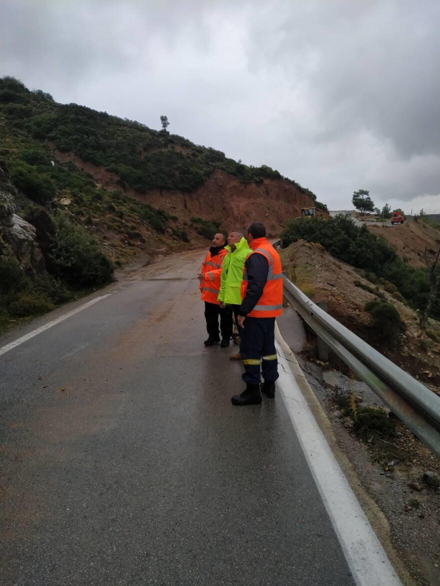 Κακοκαιρία «Ζηνοβία»: Καθίζηση δρόμου στην Κω από την έντονη βροχόπτωση 
