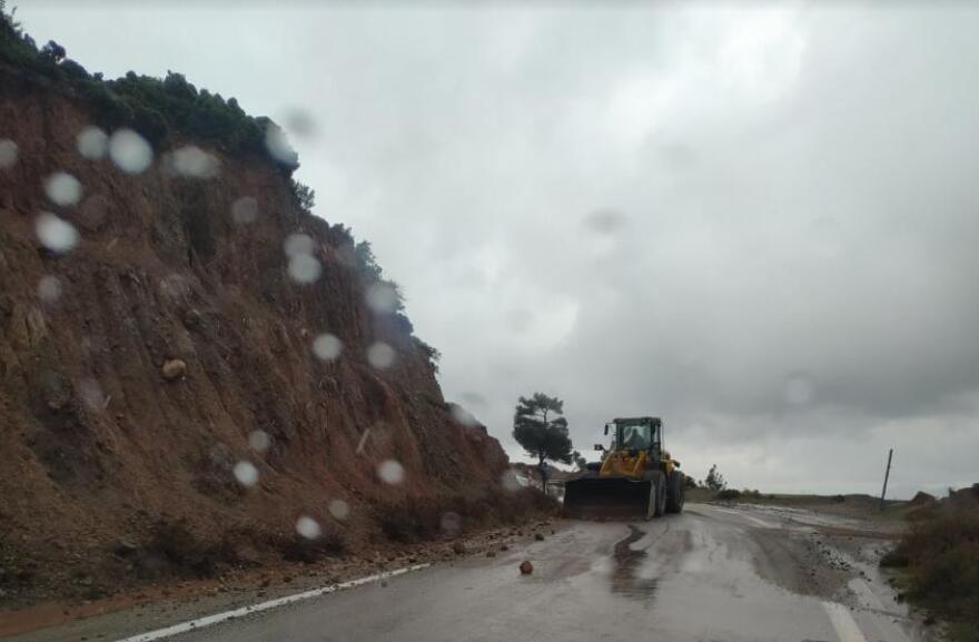 Κακοκαιρία «Ζηνοβία»: Καθίζηση δρόμου στην Κω από την έντονη βροχόπτωση 