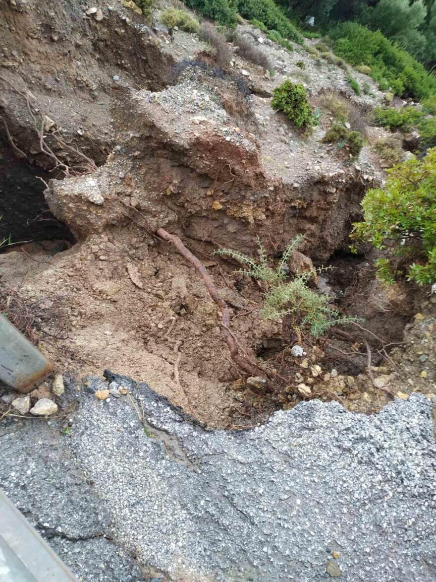 Κακοκαιρία «Ζηνοβία»: Καθίζηση δρόμου στην Κω από την έντονη βροχόπτωση 