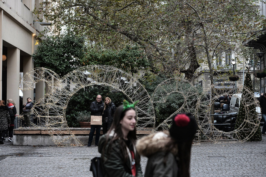 Δείτε φωτογραφίες - Η Αθήνα σε γιορτινή διάθεση περιμένει το 2020 