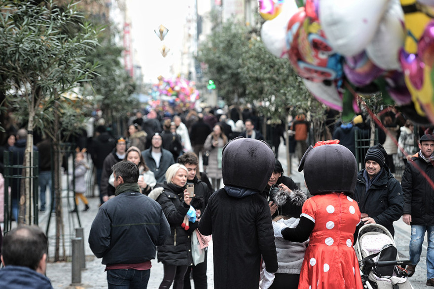 Δείτε φωτογραφίες - Η Αθήνα σε γιορτινή διάθεση περιμένει το 2020 
