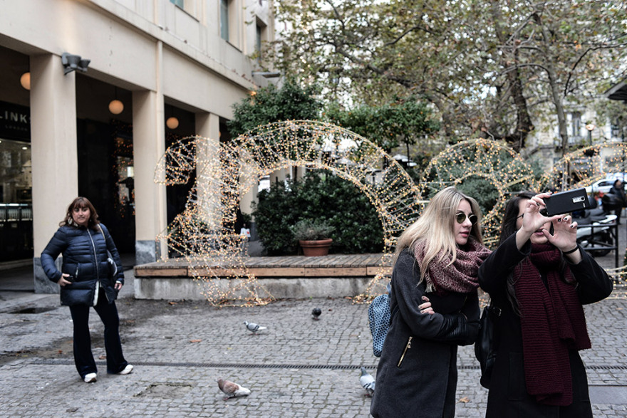 Δείτε φωτογραφίες - Η Αθήνα σε γιορτινή διάθεση περιμένει το 2020 