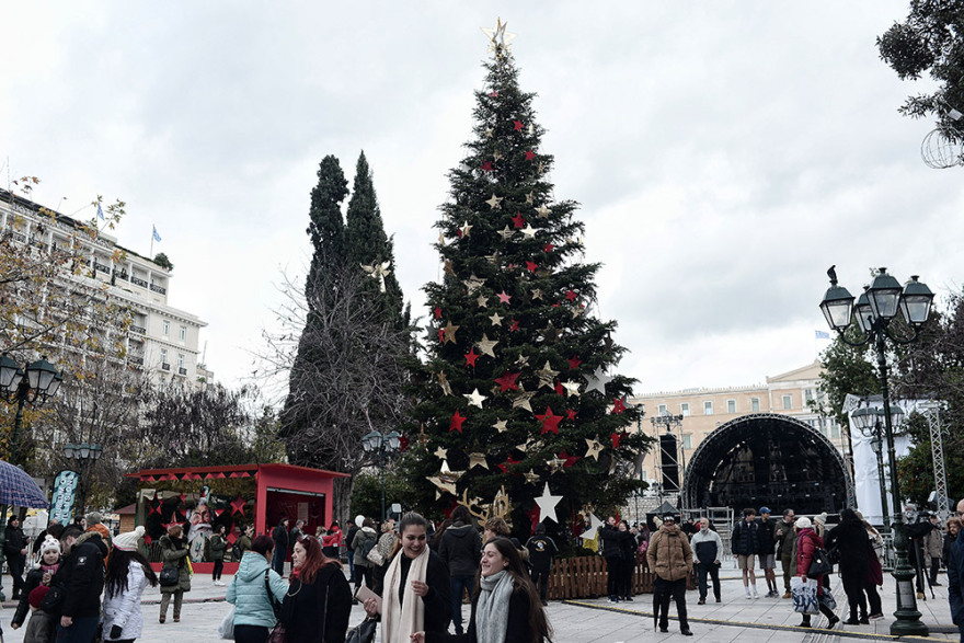 Δείτε φωτογραφίες - Η Αθήνα σε γιορτινή διάθεση περιμένει το 2020 