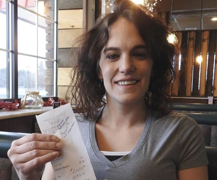 Σερβιτόρα πήρε πρόωρο πρωτοχρονιάτικο μποναμά 2.000 δολαρίων για λογαριασμό $23