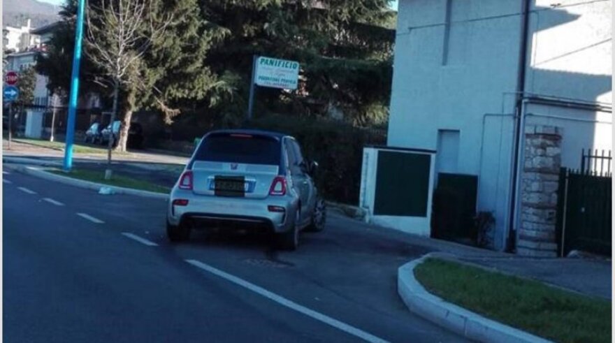 Ο Μπαλοτέλι αφού τράκαρε στο γκαράζ του γείτονα, άφησε το αμάξι και πήγε για ύπνο