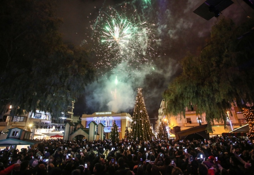 Ηράκλειο: Με χιλιάδες πυροτεχνήματα καλωσόρισαν το 2020 