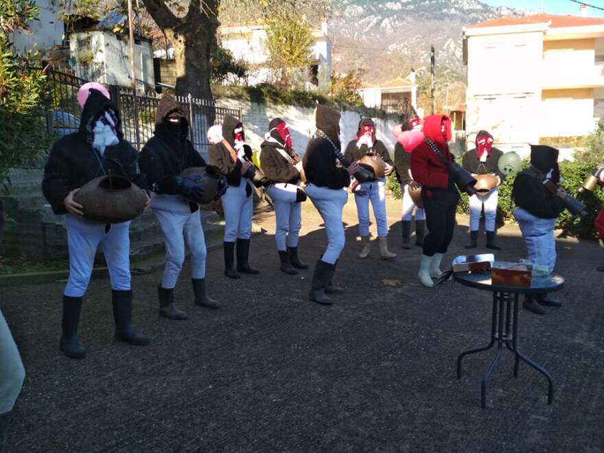 Τρίκαλα: Βγήκαν οι... καλικάντζαροι στο χωριό Ξυλοπάροικο 
