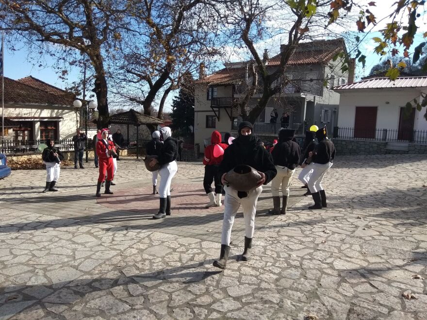 Τρίκαλα: Βγήκαν οι... καλικάντζαροι στο χωριό Ξυλοπάροικο 
