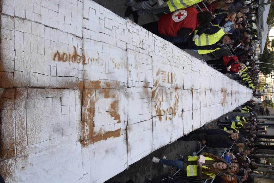 Περιστέρι: Παχατουρίδης - Τσαλίκης μοίρασαν τα 35.000 κομμάτια της βασιλόπιτας