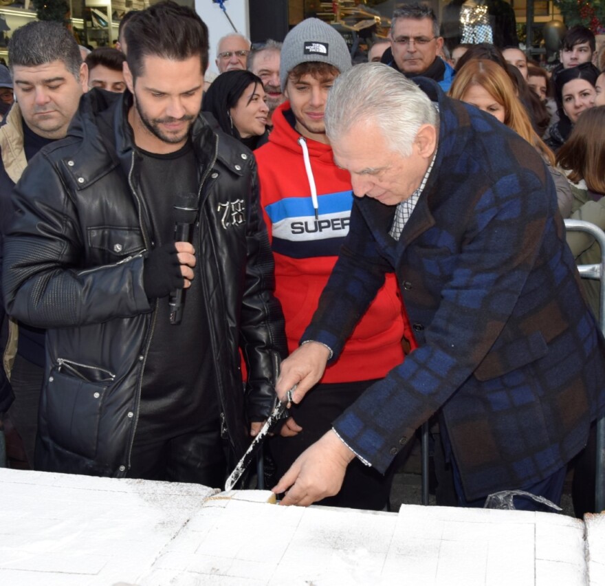 Περιστέρι: Παχατουρίδης - Τσαλίκης μοίρασαν τα 35.000 κομμάτια της βασιλόπιτας