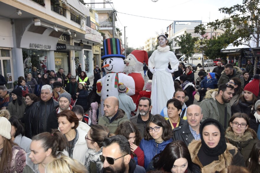 Περιστέρι: Παχατουρίδης - Τσαλίκης μοίρασαν τα 35.000 κομμάτια της βασιλόπιτας