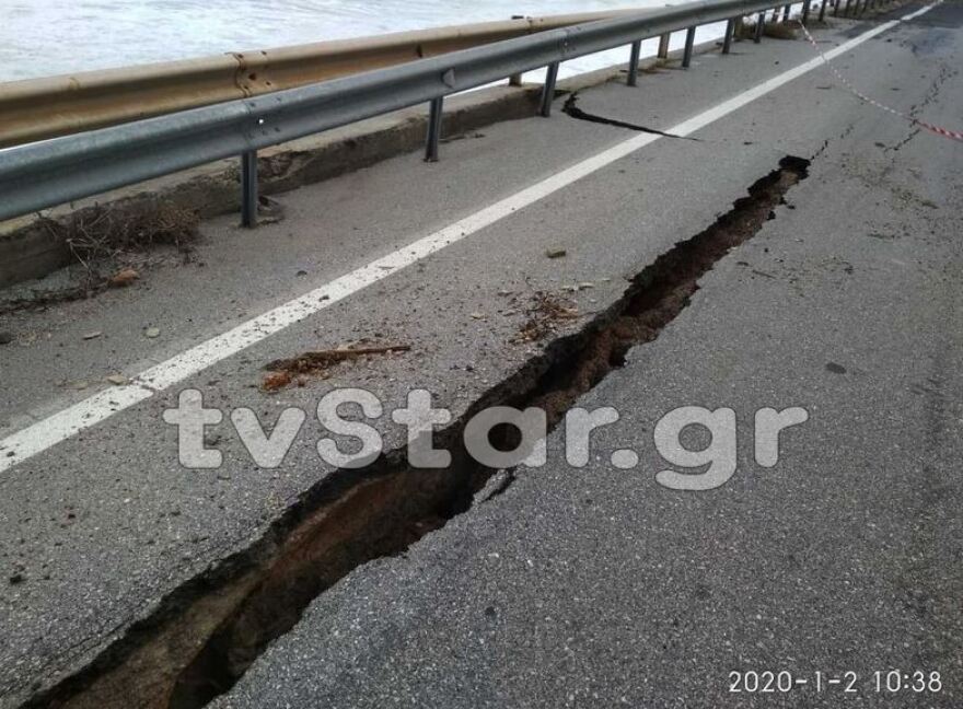 Κακοκαιρία «Ζηνοβία»: Άφησε πίσω της καταστροφές σε δρόμους στην Εύβοια 