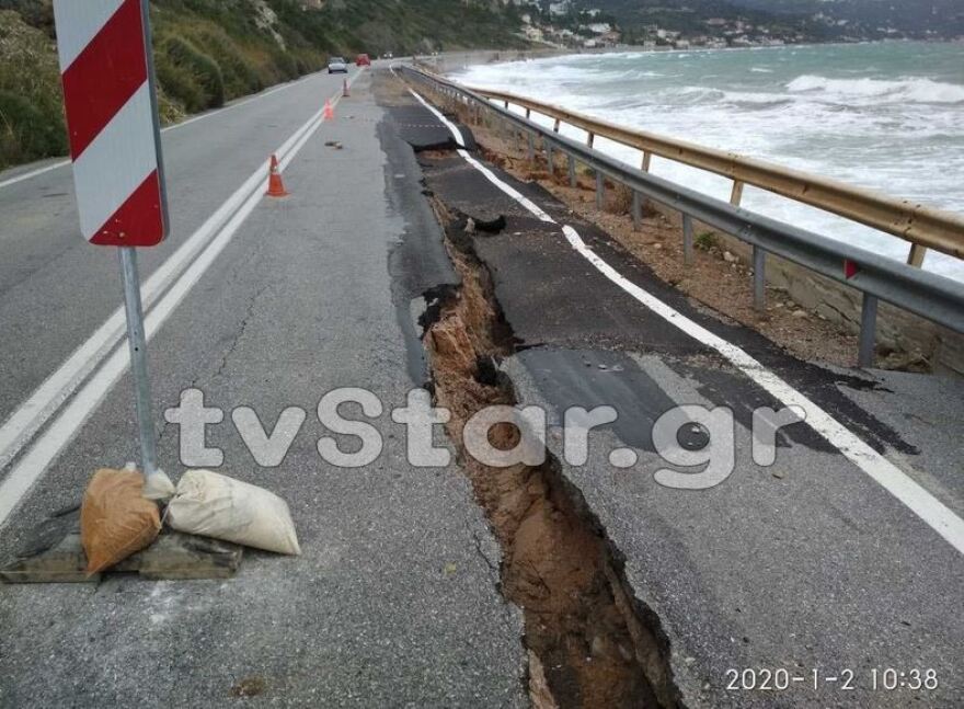 Κακοκαιρία «Ζηνοβία»: Άφησε πίσω της καταστροφές σε δρόμους στην Εύβοια 