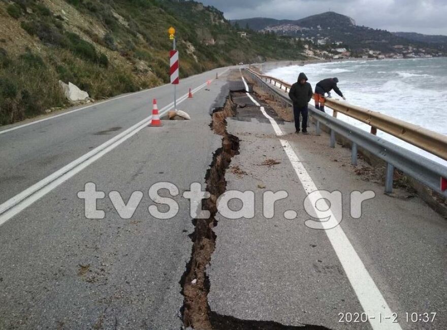 Κακοκαιρία «Ζηνοβία»: Άφησε πίσω της καταστροφές σε δρόμους στην Εύβοια 