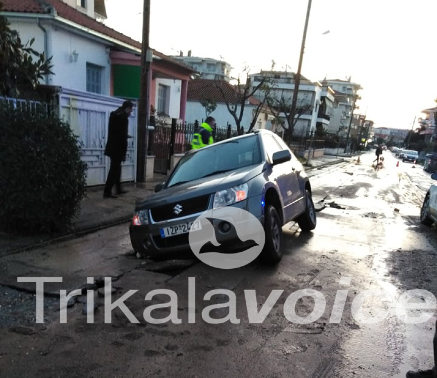 Τρίκαλα: Άνοιξε η γη και... κατάπιε αυτοκίνητο 