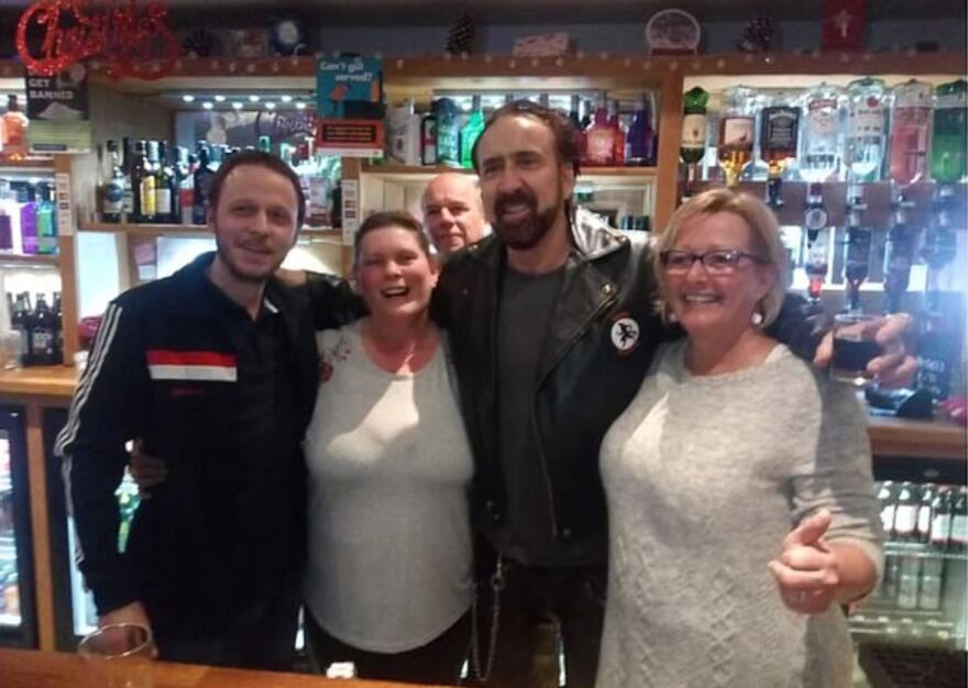 Νίκολας Κέιτζ: Βγήκε την Πρωτοχρονιά σε μια μικρή παμπ της Αγγλίας και τους κέρασε όλους