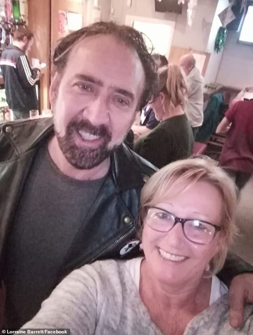 Νίκολας Κέιτζ: Βγήκε την Πρωτοχρονιά σε μια μικρή παμπ της Αγγλίας και τους κέρασε όλους