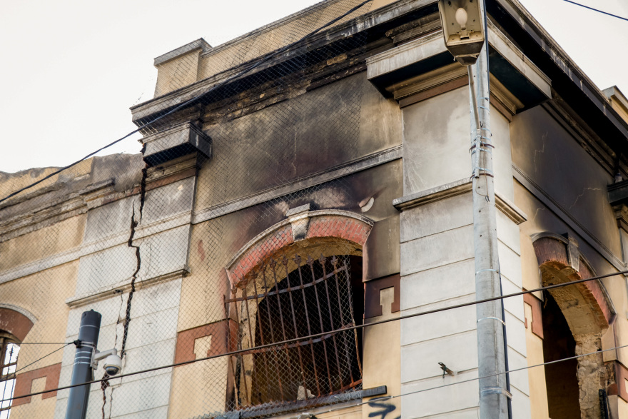 Φωτιά στον Πειραιά: Ενέργειες για κατεδάφιση του διατηρητέου όπου κάηκε το τρίχρονο παιδί