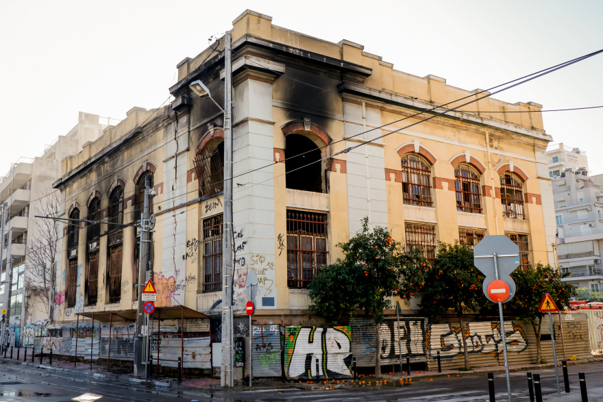 Φωτιά στον Πειραιά: Ενέργειες για κατεδάφιση του διατηρητέου όπου κάηκε το τρίχρονο παιδί