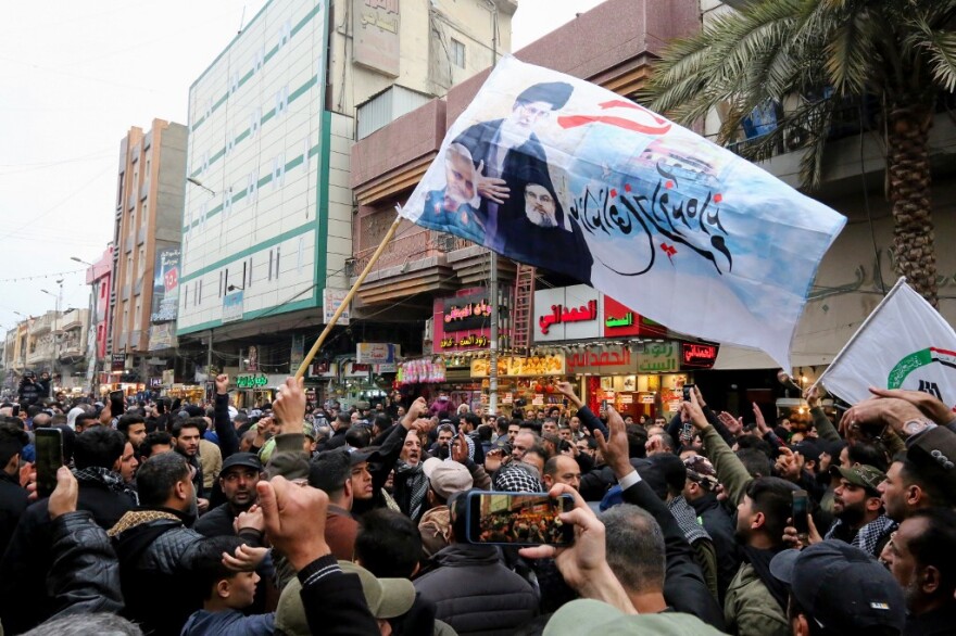 Δολοφονία Σουλεϊμανί: Χιλιάδες κόσμου στην νεκρική πομπή στη Βαγδάτη - Φώναξαν «Θάνατος στην Αμερική»