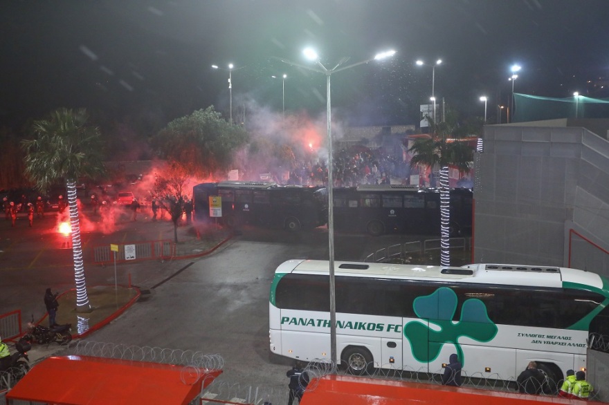 Ένταση  και δακρυγόνα έξω από το «Γ. Καραϊσκάκης»