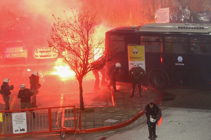 Ένταση  και δακρυγόνα έξω από το «Γ. Καραϊσκάκης»