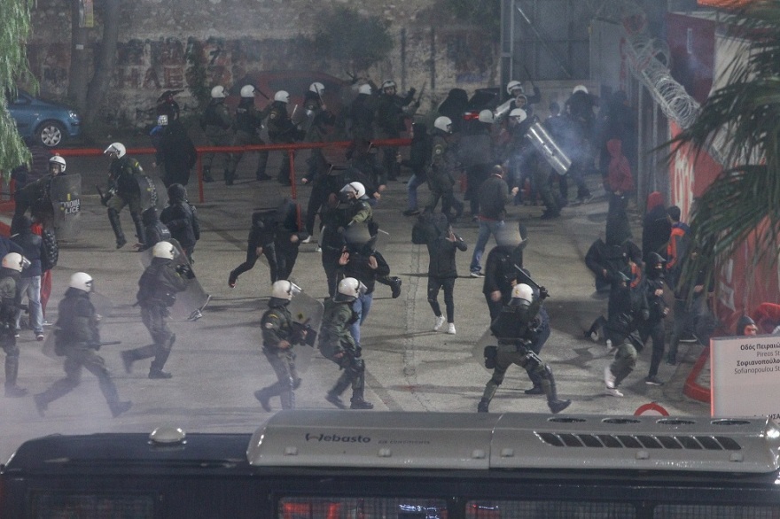 Ένταση  και δακρυγόνα έξω από το «Γ. Καραϊσκάκης»