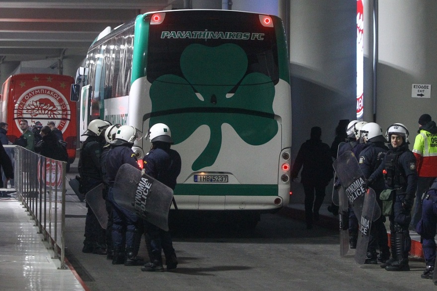 Ένταση  και δακρυγόνα έξω από το «Γ. Καραϊσκάκης»