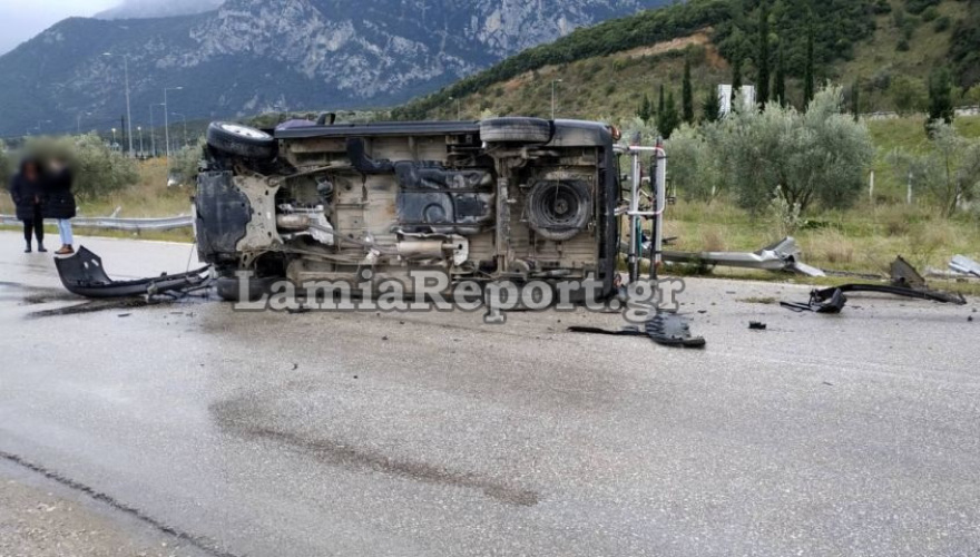 Λαμία: Βαν έχασε τον έλεγχο και τούμπαρε στον εθνικό δρόμο