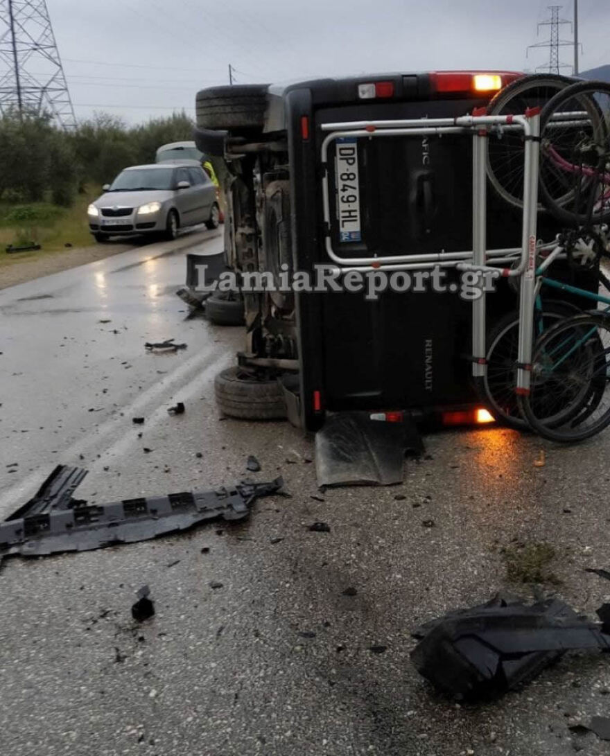 Λαμία: Βαν έχασε τον έλεγχο και τούμπαρε στον εθνικό δρόμο
