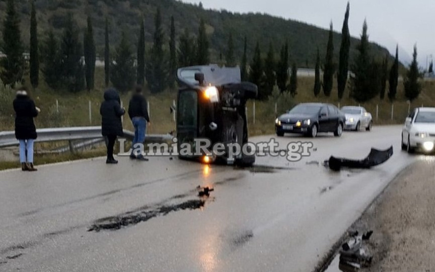 Λαμία: Βαν έχασε τον έλεγχο και τούμπαρε στον εθνικό δρόμο