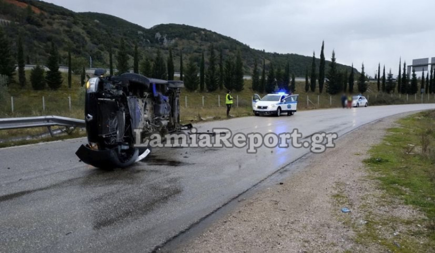 Λαμία: Βαν έχασε τον έλεγχο και τούμπαρε στον εθνικό δρόμο