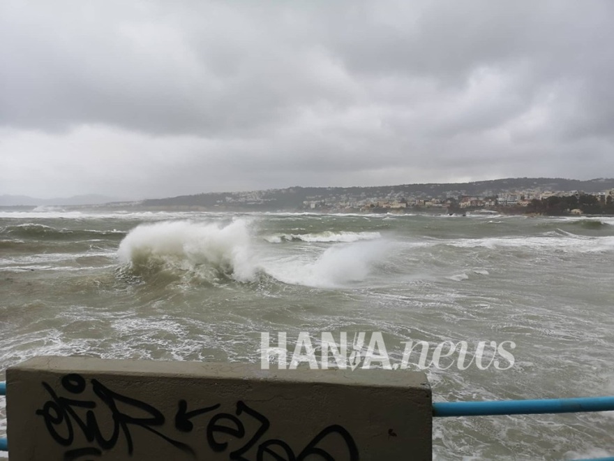 Κακοκαιρία «Ηφαιστίων»: Μανιασμένα κύματα «κατάπιαν» το παλιό λιμάνι στα Χανιά