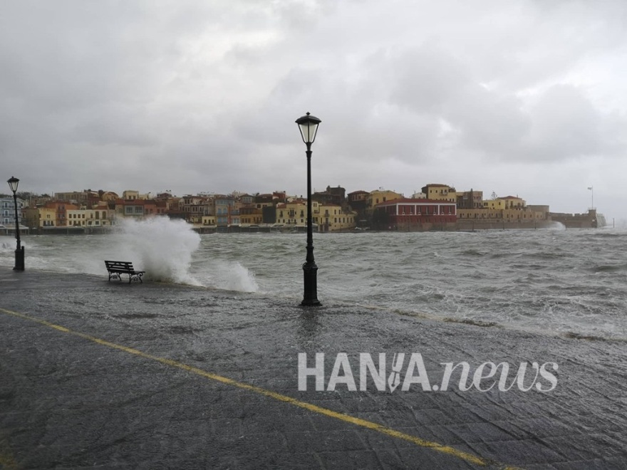 Κακοκαιρία «Ηφαιστίων»: Μανιασμένα κύματα «κατάπιαν» το παλιό λιμάνι στα Χανιά
