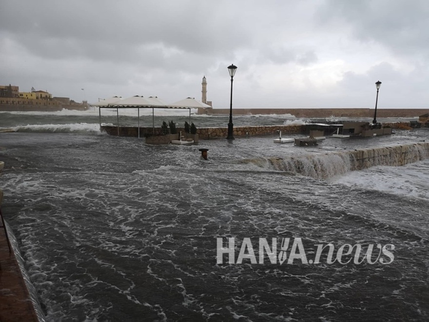 Κακοκαιρία «Ηφαιστίων»: Μανιασμένα κύματα «κατάπιαν» το παλιό λιμάνι στα Χανιά