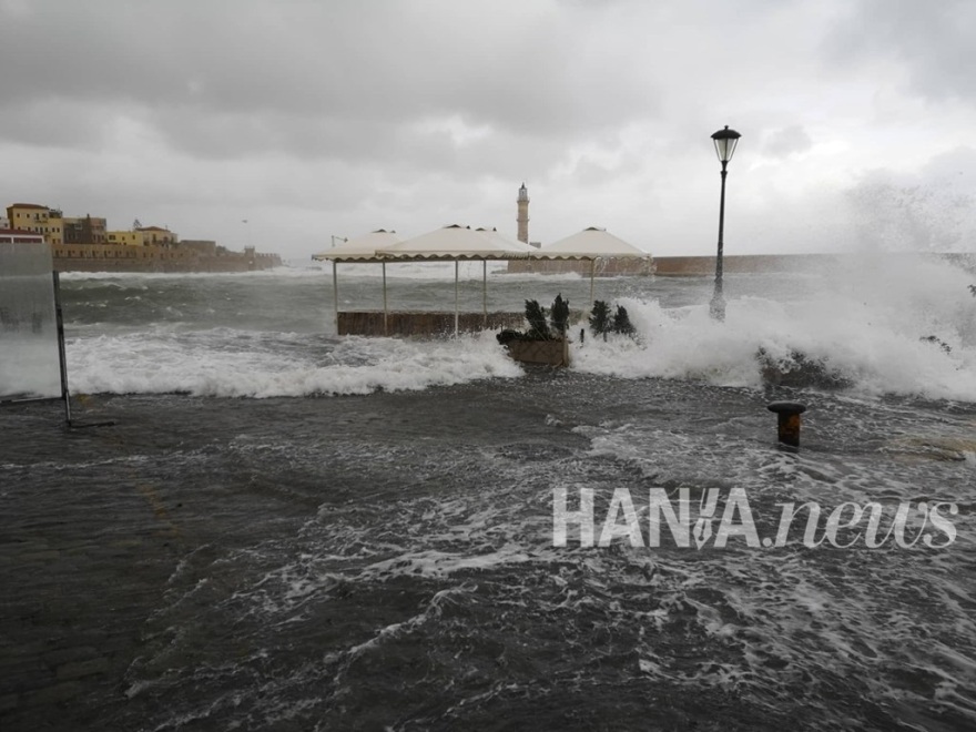Κακοκαιρία «Ηφαιστίων»: Μανιασμένα κύματα «κατάπιαν» το παλιό λιμάνι στα Χανιά
