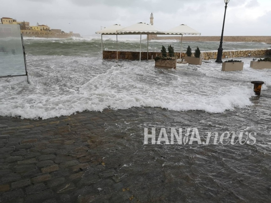 Κακοκαιρία «Ηφαιστίων»: Μανιασμένα κύματα «κατάπιαν» το παλιό λιμάνι στα Χανιά