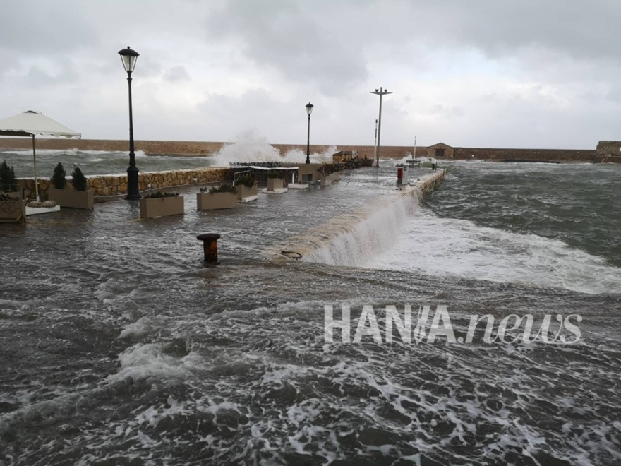 Κακοκαιρία «Ηφαιστίων»: Μανιασμένα κύματα «κατάπιαν» το παλιό λιμάνι στα Χανιά