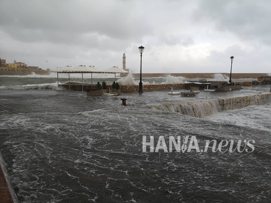 Κακοκαιρία «Ηφαιστίων»: Μανιασμένα κύματα «κατάπιαν» το παλιό λιμάνι στα Χανιά