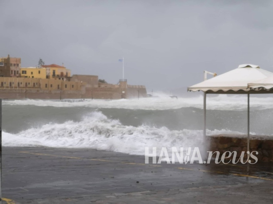 Κακοκαιρία «Ηφαιστίων»: Μανιασμένα κύματα «κατάπιαν» το παλιό λιμάνι στα Χανιά