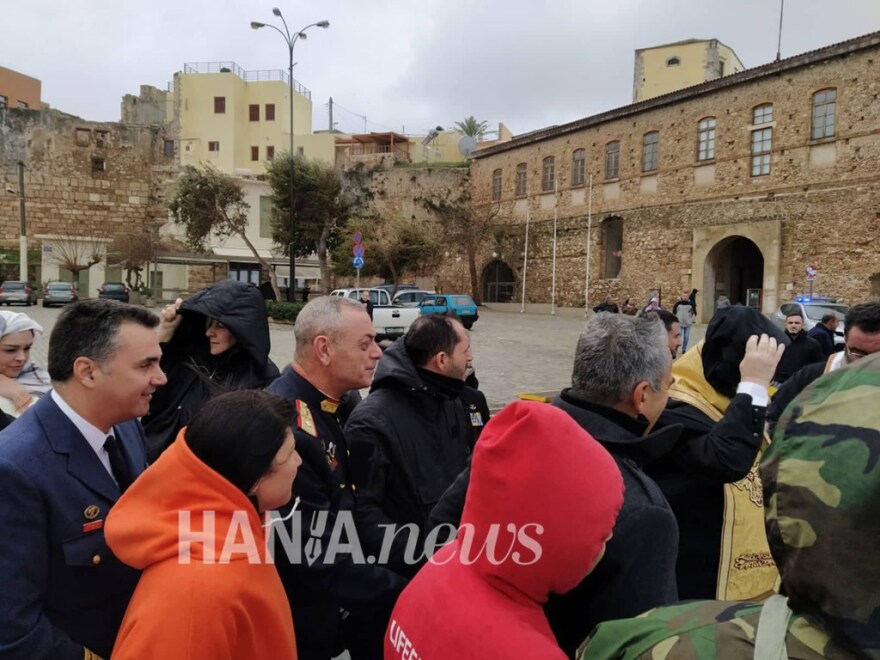 Xανιά: Τολμηροί κολυμβητές αψήφησαν την κακοκαιρία και «έπεσαν» για τον σταυρό