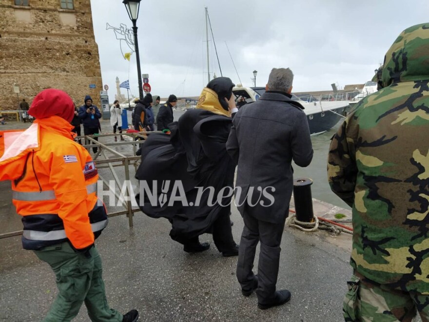 Xανιά: Τολμηροί κολυμβητές αψήφησαν την κακοκαιρία και «έπεσαν» για τον σταυρό