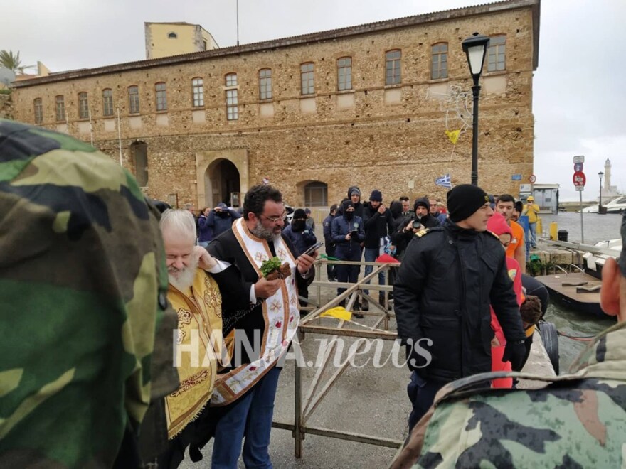 Xανιά: Τολμηροί κολυμβητές αψήφησαν την κακοκαιρία και «έπεσαν» για τον σταυρό