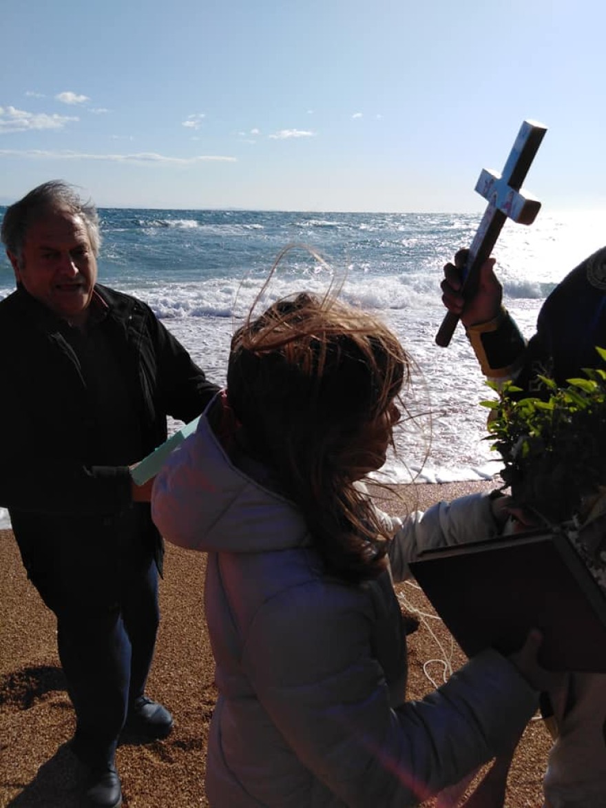 Απρόοπτο στην Κεφαλονιά: Ο αέρας πήρε τον ιερέα στον Αγιασμό των υδάτων