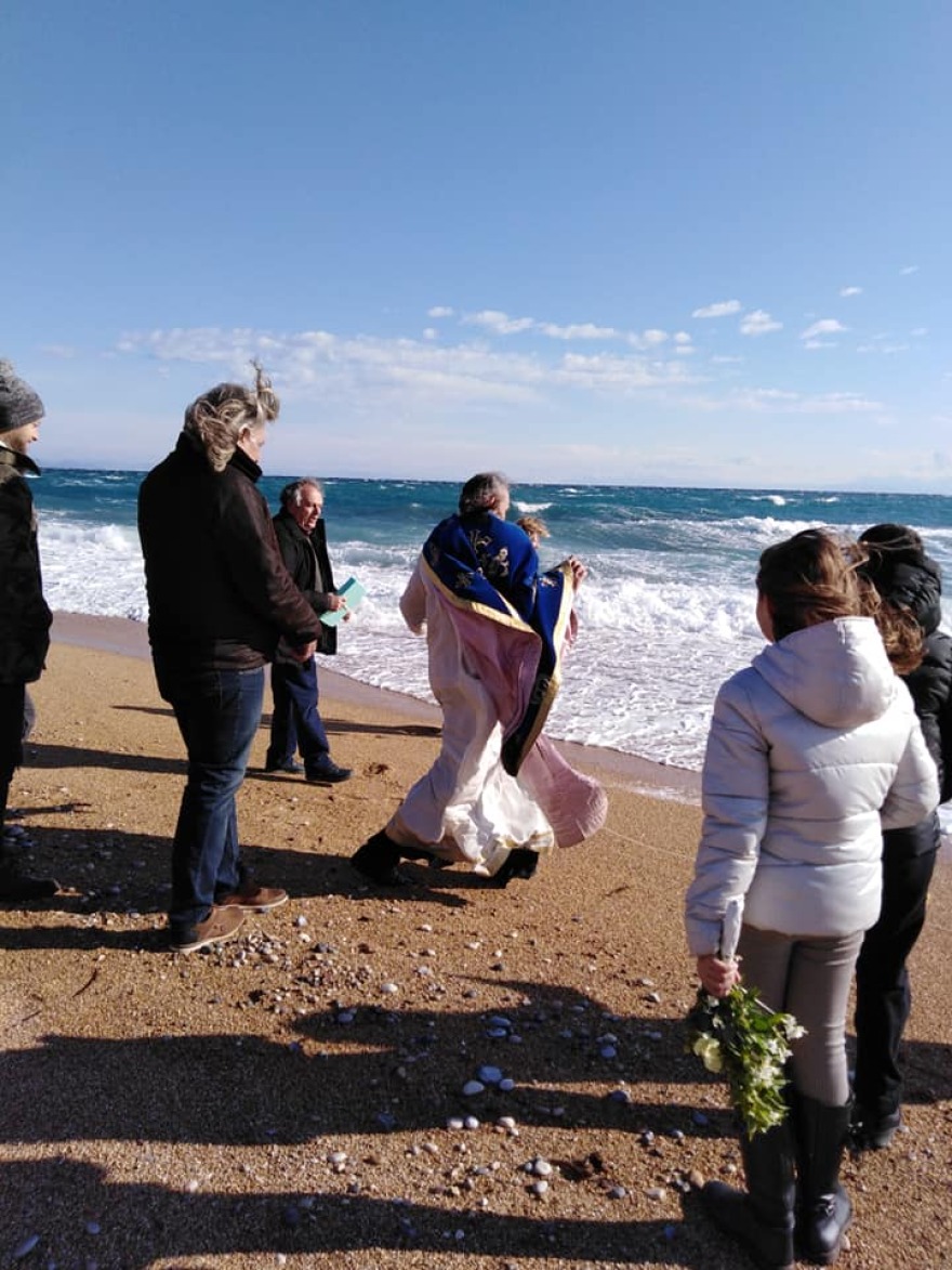 Απρόοπτο στην Κεφαλονιά: Ο αέρας πήρε τον ιερέα στον Αγιασμό των υδάτων