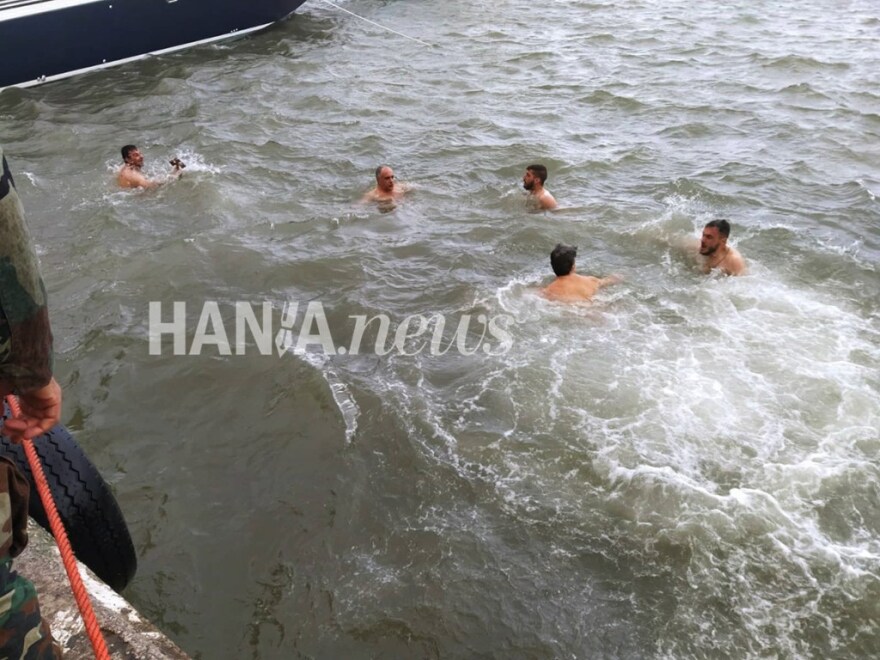 Xανιά: Τολμηροί κολυμβητές αψήφησαν την κακοκαιρία και «έπεσαν» για τον σταυρό