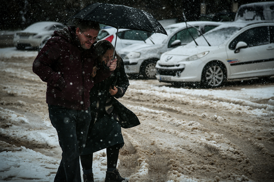Κακοκαιρία «Ηφαιστίων»: Σε κλοιό ψύχους η χώρα, κλειστοί δρόμοι, δεμένα τα πλοία στα λιμάνια