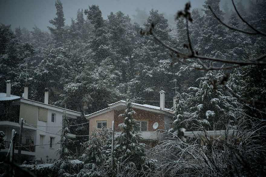 Κακοκαιρία «Ηφαιστίων»: Σε κλοιό ψύχους η χώρα, κλειστοί δρόμοι, δεμένα τα πλοία στα λιμάνια